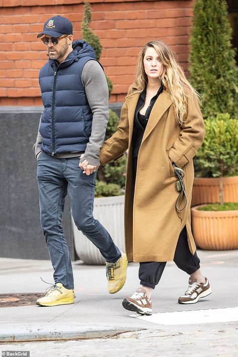 Ryan Reynolds Style, Ryan Reynolds And Blake Lively, Clay Fashion, Couple Photoshoot Outfits, Grey Jeans Outfit, Blake Lively Ryan Reynolds, Grey Jeans Men, Jeans Outfit Men, Adam Style