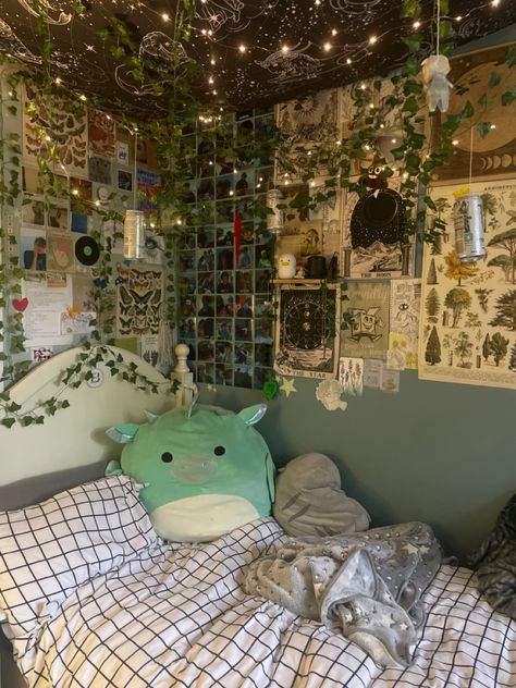 #roomdecoration #room #dsmp #tommyinnit #wilbursoot Hippy Room, Chill Room, Aesthetic Room Ideas, Indie Room Decor, Room Redesign, Grunge Room, Indie Room, Cute Bedroom Decor, Redecorate Bedroom