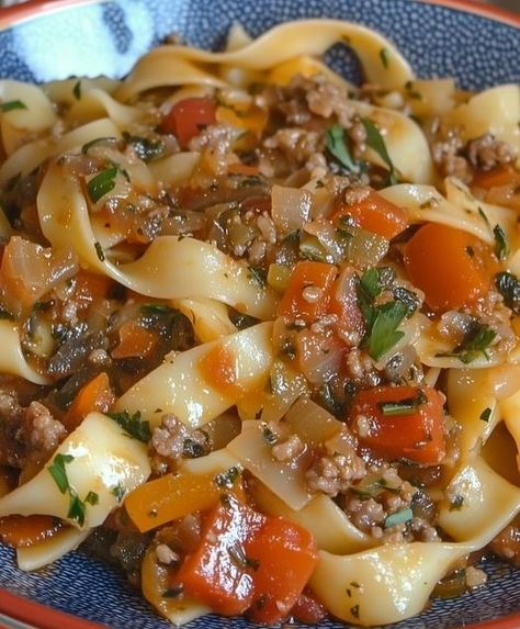 Italian Drunken Noodles - Easy DIY Recipes Italian Drunken Noodles, Mini Crockpot Recipes, Heavenly Recipes, Drunken Noodles, Italian Sausage Recipes, Noodle Recipes Easy, Noodle Recipe, Italian Pasta Dishes, Ground Italian Sausage