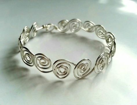 Diy Wire Bracelet, Wire Bracelets Diy, Wire Bracelet Tutorial, Wrapping Tutorial, Wrapped Rings, Bijoux Fil Aluminium, Wire Bracelets, Viking Knit, Wire Trees