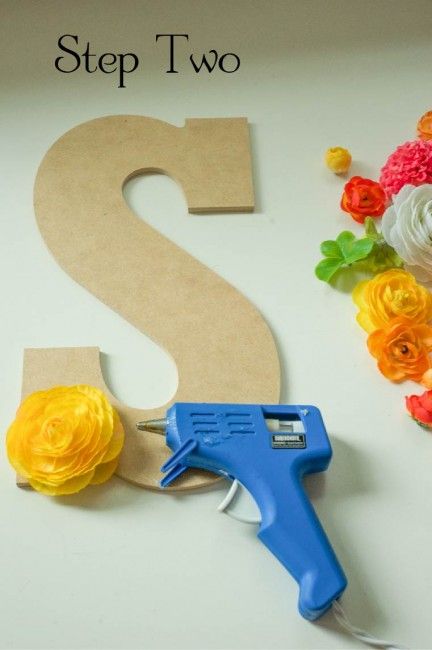 How to hot glue silk flowers on large letters Diy Nursery Letters, Floral Letters Diy, Flower Letters Diy, Diy Floral Monogram, Initial Crafts, Floral Monogram Letter, Diy Floral Decor, Diy Flores, Floral Initial