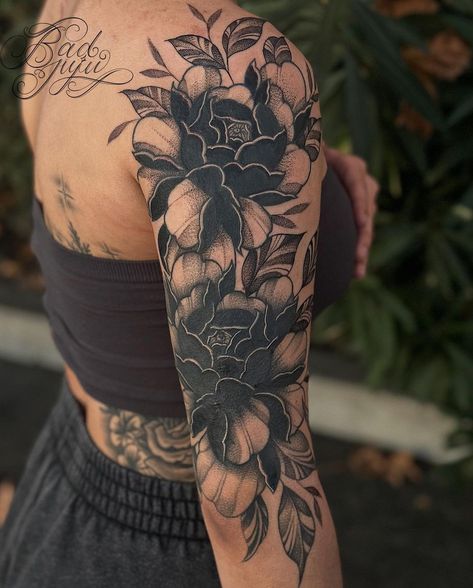 Gothic Floral Tattoo, Arm Cover Up Tattoos, 2024 Tattoo, Tato Lengan, Blackout Tattoo, 2024 Wishlist, Inspiration Tattoos, Floral Tattoo Sleeve, Leg Tattoos Women