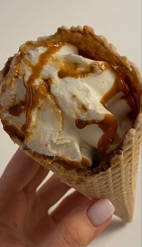 Ice Cream Aesthetic, Caramel Ice Cream, Frozen Snack, Vanilla Caramel, Food Stories, Food Babe, Cream Aesthetic, Food Therapy, Think Food