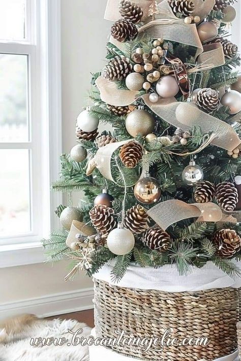 Classy Rustic Christmas Tree, Farmhouse Xmas Tree Decor, Woodsy Christmas Tree Decor, Farmhouse Tree Ornaments, Boho Christmas Tree Decorations, Farmhouse Christmas Trees Ideas, Natural Decorations For Christmas Trees, Natural Christmas Tree Decor Ideas, Farmhouse Tree Christmas