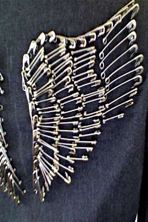 Safety Pin Wings - tutorial on arranging safety pins on fabric. How cool to decorate the back of a denim jacket or tote bag! Wings Tutorial, Haine Diy, Diy Vetement, Kleidung Diy, Safety Pins, Denim Diy, Ropa Diy, Wedding Guest Outfit Summer, Jeans Diy