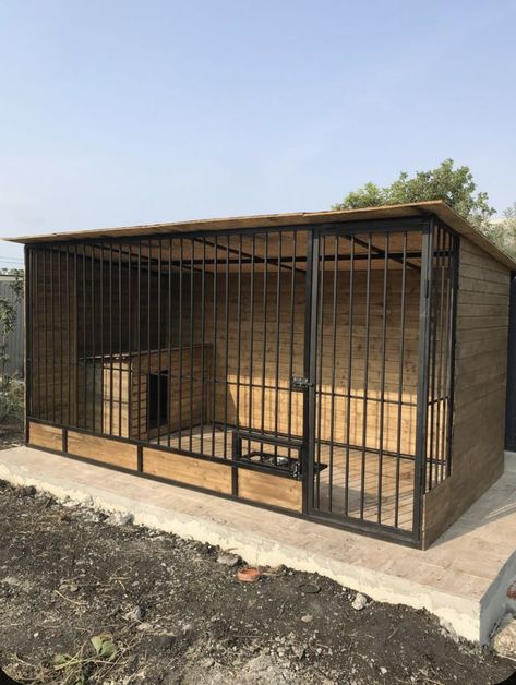 Kennel For Dogs Outdoor, Dream Dog Backyard, Dog Kennel Designs Outdoor, Dog Cage Ideas Outdoor House, Outdoor Dog Cage Ideas, Outdoor Large Dog Kennel Ideas, Cage For Big Dogs, Big Dog Kennel Ideas Outdoor, Dog House Kennel Outdoor