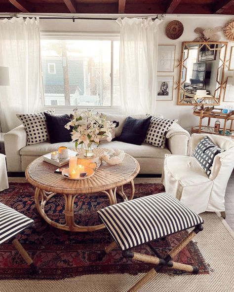 Nancy Myers Homes, Nancy Meyers Aesthetic, Nancy Myers, Studio Apartment Living, Southern Cottage, Maximalist Home, Fall Living Room, Nancy Meyers, Home Decorating Ideas