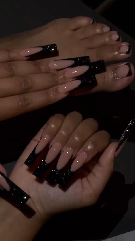 There's a new beauty trend taking over Instagram and it's absolutely stunning. Say hello to "quartz nails". Black Prom Nails, Long Black Nails, Black Toe Nails, Black Acrylic Nail Designs, Quartz Nails, Acrylic Toes, Black Acrylic Nails, Acrylic Nail Set, Colored Acrylic Nails