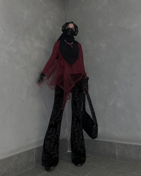 Muslim Aesthetic Outfits, Muslim Aesthetic, Fashion Grunge, Inspiration Fashion, Grunge Y2k, Red Outfit, Aesthetic Outfits, Wall, Red