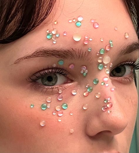 Raindrop Makeup Look, Water Drop Makeup, Cristal Aesthetic, Parade Makeup, Rain Makeup, Rain Droplets, Gem Makeup, Golden Eye Makeup, Face Art Makeup