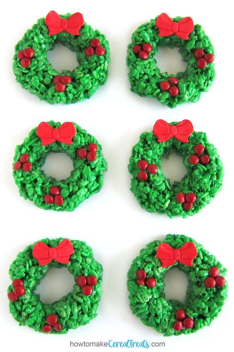 Rice Krispie Treat Wreaths Green Rice Crispy Treats, Rice Crispy Treats Christmas, Green Rice Krispie Treats, Christmas Rice Krispies, Christmas Dessert Platter, Fun Rice Krispie Treats, Krispie Treats Christmas, Dessert Platters, Rice Krispie Treats Christmas