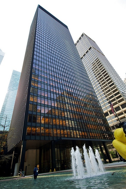 Seagram Building, Park Avenue, New York by Ludwig Mies van der Rohe completed in 1958. Mis Van Der Rohe, Villa Tugendhat, Seagram Building, Robert Mallet Stevens, Bauhaus Architecture, New York Architecture, Famous Architecture, Philip Johnson, Office Building Architecture