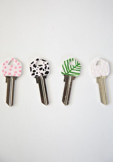 DIY CHIC PAINTED KEY TOPS | Best Friends For Frosting Key Decorations Diy, Keys Decor Ideas, Pin Painting, Diy Cars, Carcase Iphone, Key Diy, Paint Keys, Key Decorations, House Keys