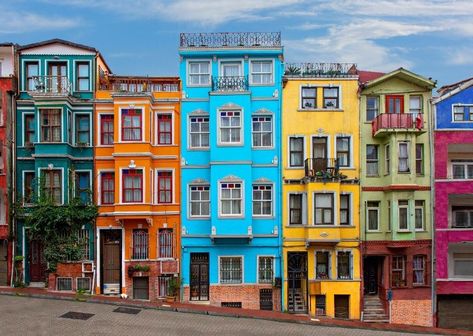 Slope House, Amsterdam Houses, Istanbul Travel, Colorful Places, Street House, Colourful Buildings, House Portraits, Instagrammable Places, Urban Sketching