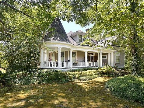 Love this! Three acres in Louisiana. Circa 1896. $235,000 - The Old House Life Small Victorian Homes, Porch Goals, Victorian Architecture Interior, Butcher Block Counters, House Generator, Whole House Generators, Lush Landscaping, Louisiana Homes, Range Oven