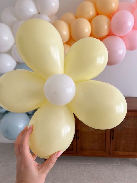 How to Make a Balloon Flower- Balloon Daisy DIY - traditionallycozy.com Diy Daisy Balloon Garland, Balloon Daisy Diy, Diy Daisy Birthday Decor, Flower Ballons Ideas, How To Make Flowers Out Of Balloons, Diy Flower Balloons, Ballon Flower Tutorial, Flower Balloons Decorations, Flower Bday Party Ideas