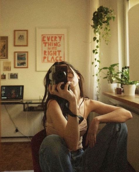 Laying On The Floor Aesthetic, Marianne Sheridan, Daughter Aesthetic, Fotocamere Vintage, Apartment Vibes, Fotografi Vintage, Shotting Photo, 사진 촬영 포즈, Going Solo