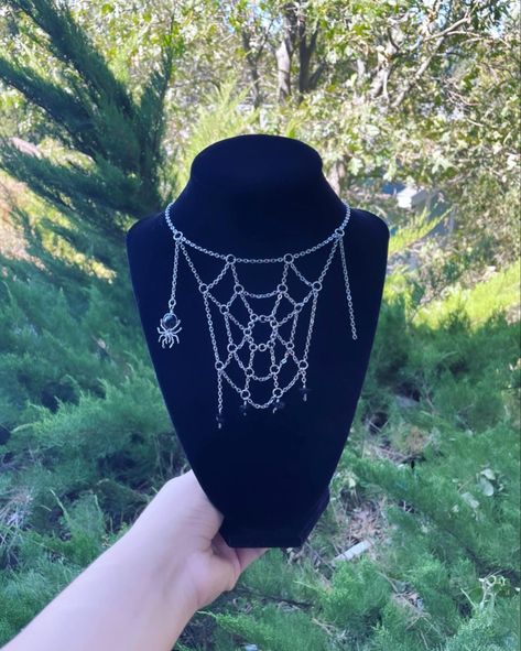 This 16” choker was handmade with stainless steel wire, chain, & rings. The spider was made with an obsidian bead & stainless steel wire. Spider Web Chain Necklace, Chain Spider Web, Beaded Spider Web Necklace, Drow Fashion, Spider Web Chain, Spider Fashion, Diy Body Chain, Spider Halloween Costume, Gothic Jewelry Diy