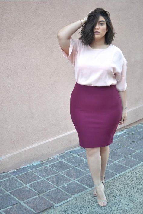 Pink and Burgundy Nadia Aboulhosn, Pink And Burgundy, Burgundy Colour, Plus Size Looks, Burgundy Skirt, Curvy Fashionista, Lifestyle Content, Curve Fashion, Pink Crop Top