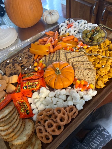 Sweet And Salty Halloween Charcuterie Board, Halloween Food Trays Ideas, Fall Themed Charcuterie Board Kids, Sharcudery Board Halloween, Halloween Charcuterie Board Aesthetic, Halloween Cuterie Board, Halloween Treat Board Ideas, Fall Kids Charcuterie Board, Large Halloween Charcuterie Board