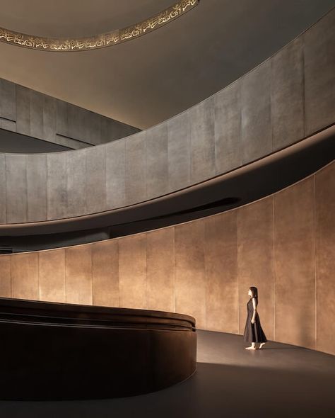 Sanxingdui Museum Public Area and Tourist Reception Center by CSD.DESIGN 🔗 https://www.amazingarchitecture.com/museum/sanxingdui-museum-public-area-and-tourist-reception-center-by-csddesign Photography: Ting Wang CSD.DESIGN: The oracle bone inscription “Shu” represents a fusion of “enlarged eyes” and a contorted body. Regarding the cultural artifacts discovered in Sanxingdui, the sculptures, crafted from diverse materials and featuring various “gaze patterns,” symbolize distinct personas.... Contorted Body, Museum Lobby, Art Showroom, Museum Reception, Dubai Office, Different Dimensions, Museum Design, Cultural Artifact, Wax Museum