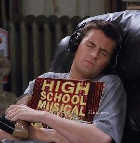 REACTION MEMES on Instagram: “mood ——————————————————————————— -🦋-——————————————————————————— tags: #friends #chandlerbing #highschoolmusical #friendsmemes #reactionpics…” Music Cover Photos, Ross Geller, Joey Tribbiani, Phoebe Buffay, Chandler Bing, Friends Laughing, Friends Tv Show, Music Covers, Imagine Dragons