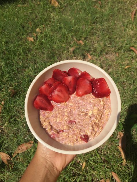 Strawberry Oatmeal Aesthetic, Oatmeal Aesthetic, Oatmeal Strawberry, Pink Oatmeal, Strawberry Food, Strawberry Oatmeal, Food Breakfast, Healthy Eating Habits, Healthy Sweets