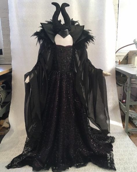 Maleficent Costume Diy Outfit, Maleficent Costume Diy, Maleficent Dress, Maleficent Costume, Villain Costumes, 2019 Couture, Girls Costumes, Rave Costumes, Disney Halloween Costumes