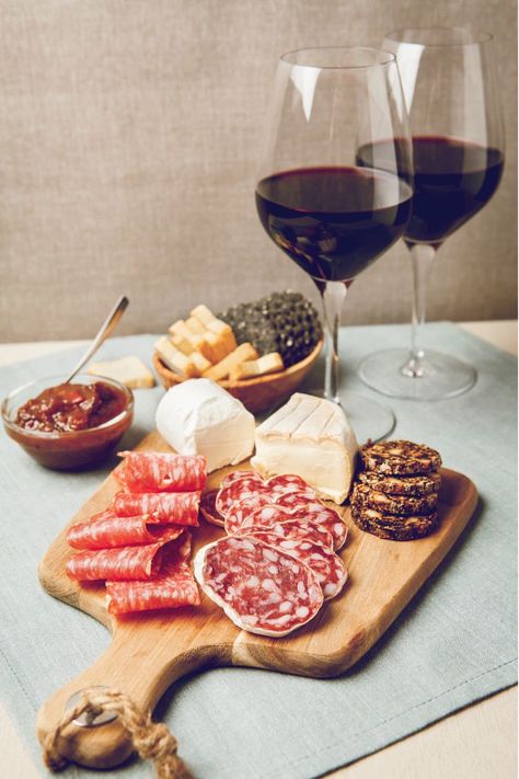 Meat Charcuterie Board, Wine Tasting Appetizers, Charcuterie And Wine, Meat Charcuterie, Wine Tasting Food, Perfect Charcuterie Board, Wine Cheese Pairing, Wine Snacks, Gourmet Appetizers