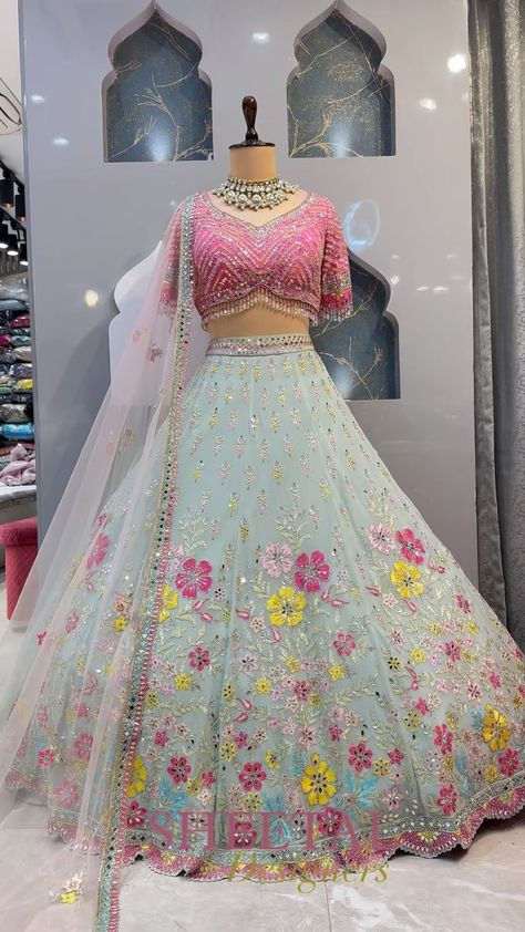 Couture, Haute Couture, Heavy Lehenga Blouse Design, Ghagra For Wedding, Weddings Dress For Women, Lancha Lehnga, Stitch Saree Design, Heavy Lehenga Designs, Lehnga Choli Designs Weddings