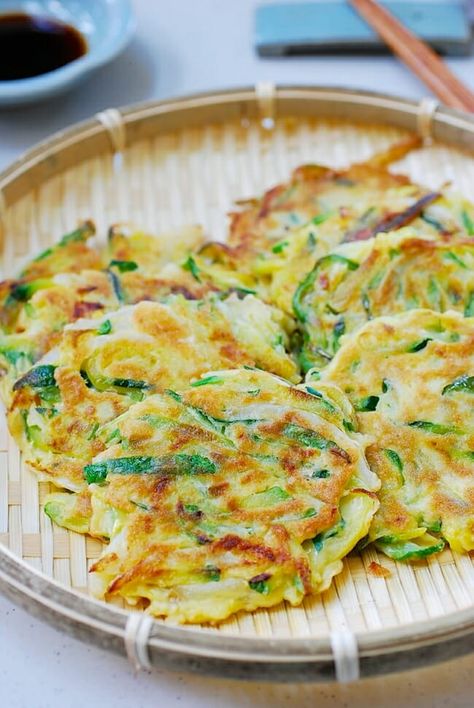 Korean Zucchini, Korean Pancake Recipe, Zucchini Pancake, Koreansk Mad, Zucchini Pancakes, Summer Zucchini, Korean Side Dishes, Korean Cooking, Savory Pancakes