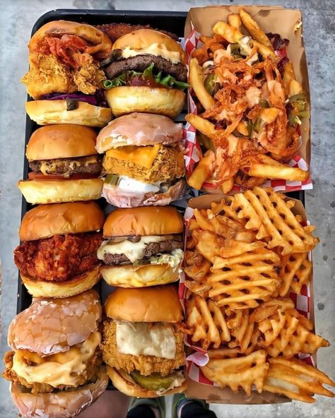 Lots of cheeseburgers! - Imgur Burgers And Fries, Food Babe, Yummy Comfort Food, Deilig Mat, Food Goals, Food Obsession, Interesting Food Recipes, Cafe Food, Pretty Food