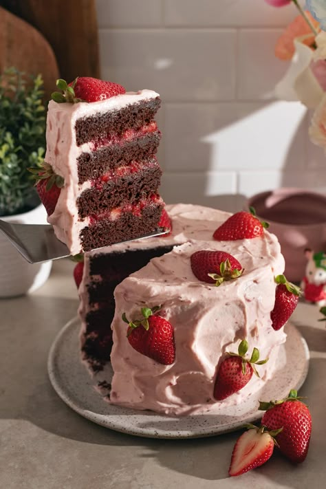 Diy Birthday Cake Chocolate, Strawberry Cake Frosting Recipes, Chocolate With Strawberry Cake, Chocolate Frosted Birthday Cake, Mini Cakes Easy, Red Velvet Fruit Cake, Strawberry Desserts Chocolate, Small Strawberry Cake Recipe, Pinterest Cake Recipes