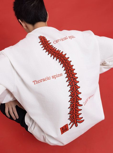 Description: Originally slated for a 2025 release, this shirt makes an early debut due to other cancellations. The design features the character "東" from "Tokyo" arranged to form a spine, transforming the cervical, thoracic, and lumbar vertebrae into a graceful "S" shape. After all, who among us doesn't have a little spine curvature these days? Material: 285gsm pure cotton for a hefty yet comfortable feel. Heat Transfer Printing: Mimics the texture of comic book pages for a unique aesthetic. Shr Print Clothes Design, Types Of Materials For Clothes, Cool T Shirt Prints, Merch Design Inspiration, Print T Shirt Ideas, Clothing Description Words, Clothes Print Design Patterns, T Shirt Aesthetic Design, T Shirt Printing Ideas