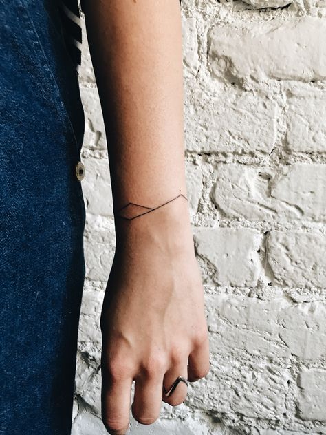 handpoke mountains Mountain Tattoo Bracelet, Spectrum Tattoo Design, Abstract Bracelet Tattoo, Mountain Bracelet Tattoo, Mountain Armband Tattoo, Braclet Tattoo, Women's Back Tattoos, Line Tattoo Arm, Wrap Around Wrist Tattoos