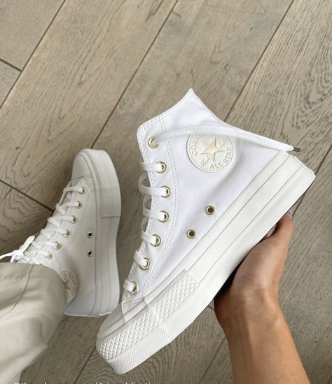 👜 on Twitter: "converse… " Cute Converse, Dr Shoes, White Converse, Shoe Inspo, Aesthetic Shoes, Swag Shoes, Converse Sneakers, Frappe, Pretty Shoes