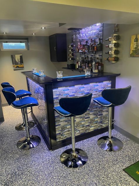 Corner Bar Ideas, Bar Lounge Room, Mini Bar At Home, Home Bar Plans, Small Bars For Home, Home Bar Counter, Home Bar Ideas, Corner Bar, Home Bar Rooms