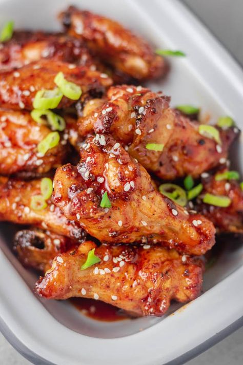 Siracha Honey Wing Sauce, Gojuchang Wings, Honey Sriracha Wings, Honey Siracha Wings, Siracha Chicken Wings, Chicken Wings Flavors, Siracha Recipes, Honey Siracha Chicken, Spicy Sriracha Chicken