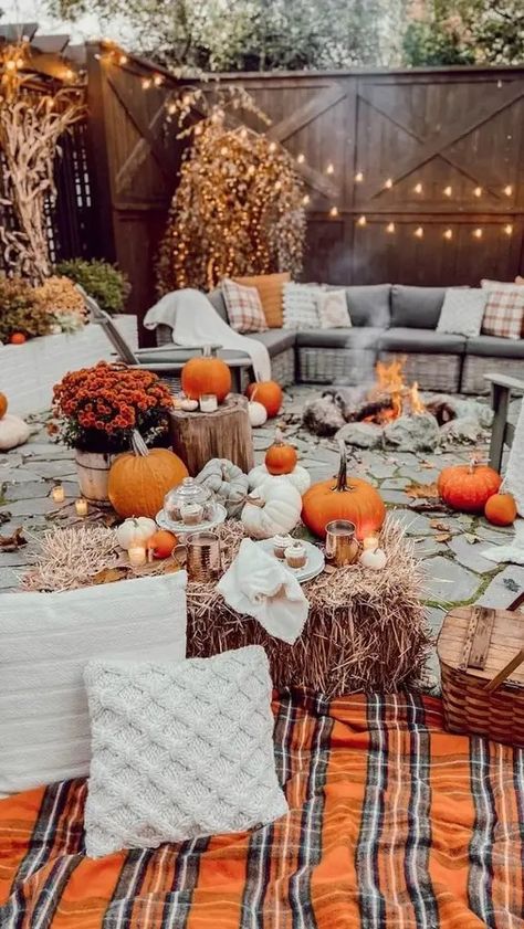 Backyard Fall Decor, Fall Party Aesthetic, Bonfire Party Aesthetic, Friendsgiving Picnic, Fall Picnic Food Ideas, Fall Picnic Aesthetic, Fall Outdoor Party, Fall Backyard Party, Outdoor Fall Party