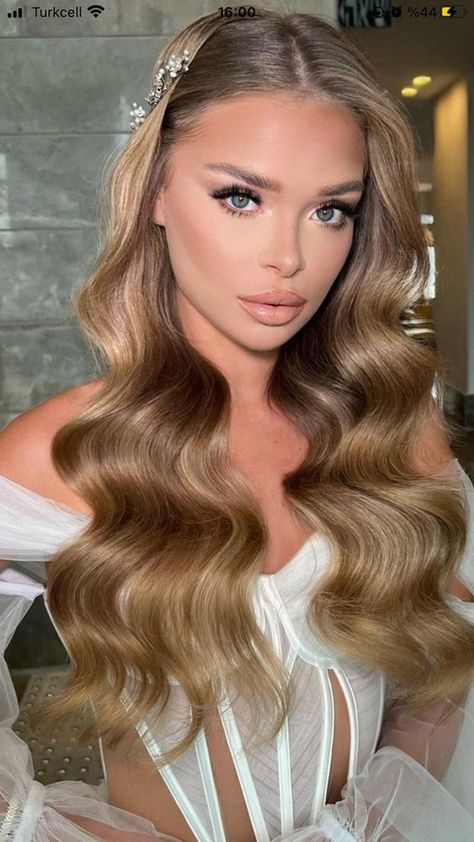 Bride Hairstyles Waves, Middle Part Prom Hairstyles, Matric Farewell Hairstyles, Wavy Hair Bride, Wag Hair, Sleek Front Hair Down, Middle Part Hollywood Waves, Middle Part Wedding Hairstyles, Bridal Waves