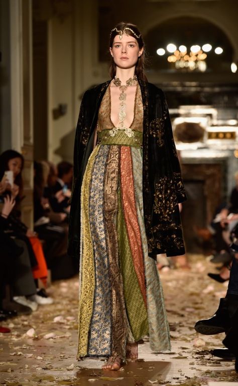 Models Walk, Valentino Runway, Valentino Haute Couture, Collection Couture, Valentino Couture, Popsugar Fashion, January 27, Couture Week, Spring Summer 2016