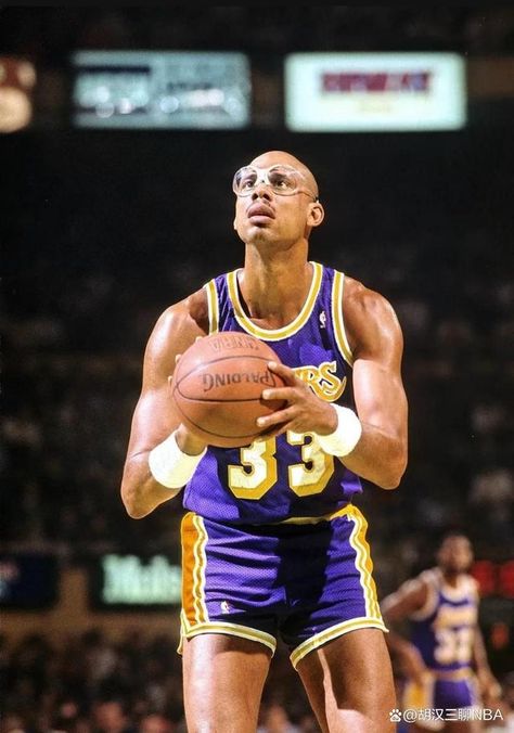 Basketball Wallpapers Hd, Kareem Abdul-jabbar, Nba Superstars, Old School Basketball, Basketball Wallpapers, Abdul Jabbar, Kareem Abdul, Kareem Abdul Jabbar, Bola Basket