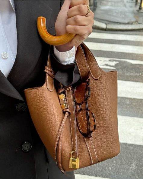 Walking into autumn with classic Bella Hérme🍂 Get it now @meyblushop.de #autumn #ootd #fashion #autumnvibes🍁 Bucket Bag Aesthetic, Autumn Ootd, Hermes Picotin, Handbag Essentials, Preppy Look, Fancy Bags, Bags Aesthetic, Fall Winter Style, Hermes Bags