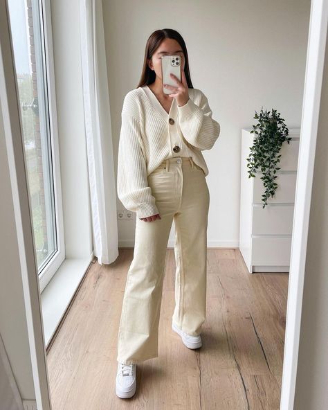 Cream Jeans Outfit, Beige Jeans Outfit, Cream Pants Outfit, Beige Pants Outfit, Colored Pants Outfits, Cream Outfit, Jean Beige, Wide Leg Jeans Outfit, Cream Outfits