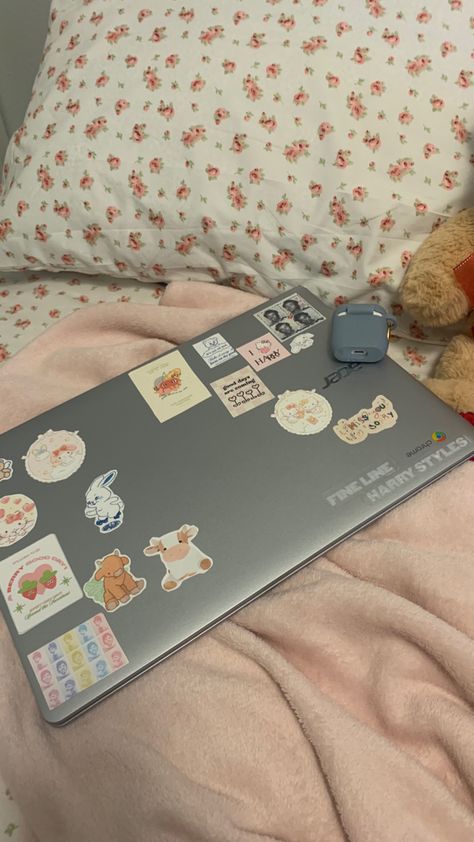 Aesthetic Laptop Sticker Ideas, Cute Laptop Aesthetic, Surface Laptop Aesthetic, Microsoft Surface Laptop Go Aesthetic, Decorated Laptop Aesthetic, Laptop Asus Aesthetic, Microsoft Laptop Aesthetic, Samsung Laptop Aesthetic, Gaming Laptop Aesthetic