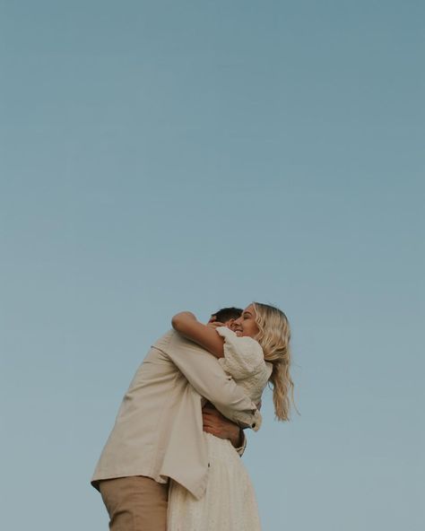 70s Style Engagement Shoot, Lighthouse Couple Photos, Dessert Engagement Photos, Lighthouse Engagement Photos, Ireland Photoshoot, Shooting Couple, Couple Shoots, Summer Shoot, Cute Engagement Photos