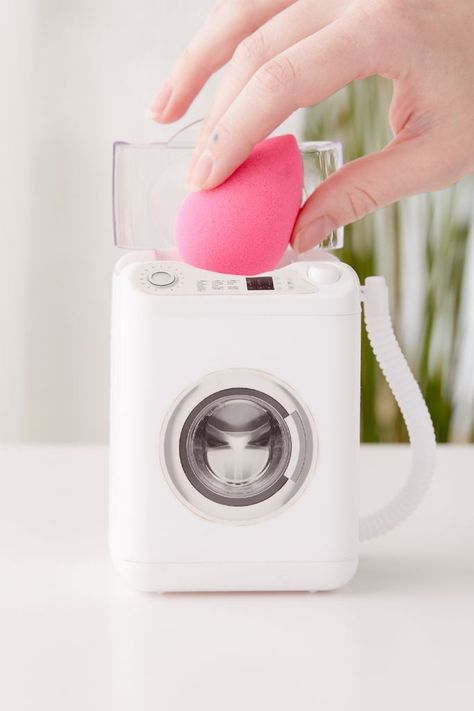 5 Ways to Clean Your Makeup Sponge so It Looks as Good as New Body Scrubs, Mini Washing Machine, Beauty Gadgets, Beauty Sponge, Cool Gadgets To Buy, Makeup Sponge, Beauty Blender, 5 Ways, العناية بالبشرة