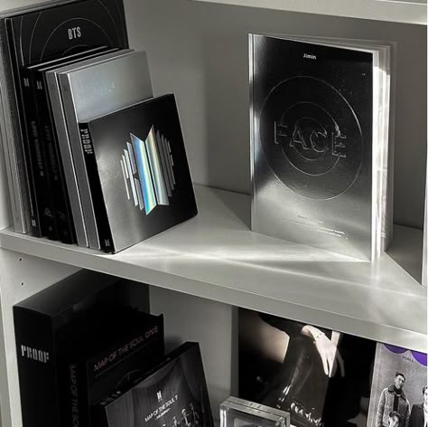 Kpop Room Shelf, Bts Album Shelf, Bts Shelf Ideas, Kpop Album Organization, Bts Room Ideas, Kpop Shelf Aesthetic, Kpop Shelf Ideas, Bts Album Aesthetic, Bts Merch Aesthetic