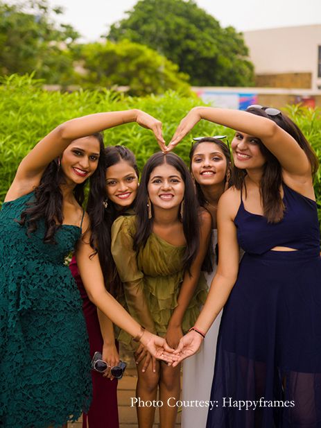 Bachelorette Photoshoot, South Mumbai, Group Photo Poses, Bridesmaid Poses, Group Picture Poses, Indian Bride Photography Poses, Bridesmaid Photoshoot, Sisters Photoshoot Poses, Bride Photos Poses