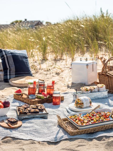 Beach Picnic Ideas, Beach Picnic Foods, Preppy Drawing Ideas, Beach Moodboard, Subs Sandwiches, Preppy Drawing, Beach Picnic Party, July 4th Food, Picnic Brunch